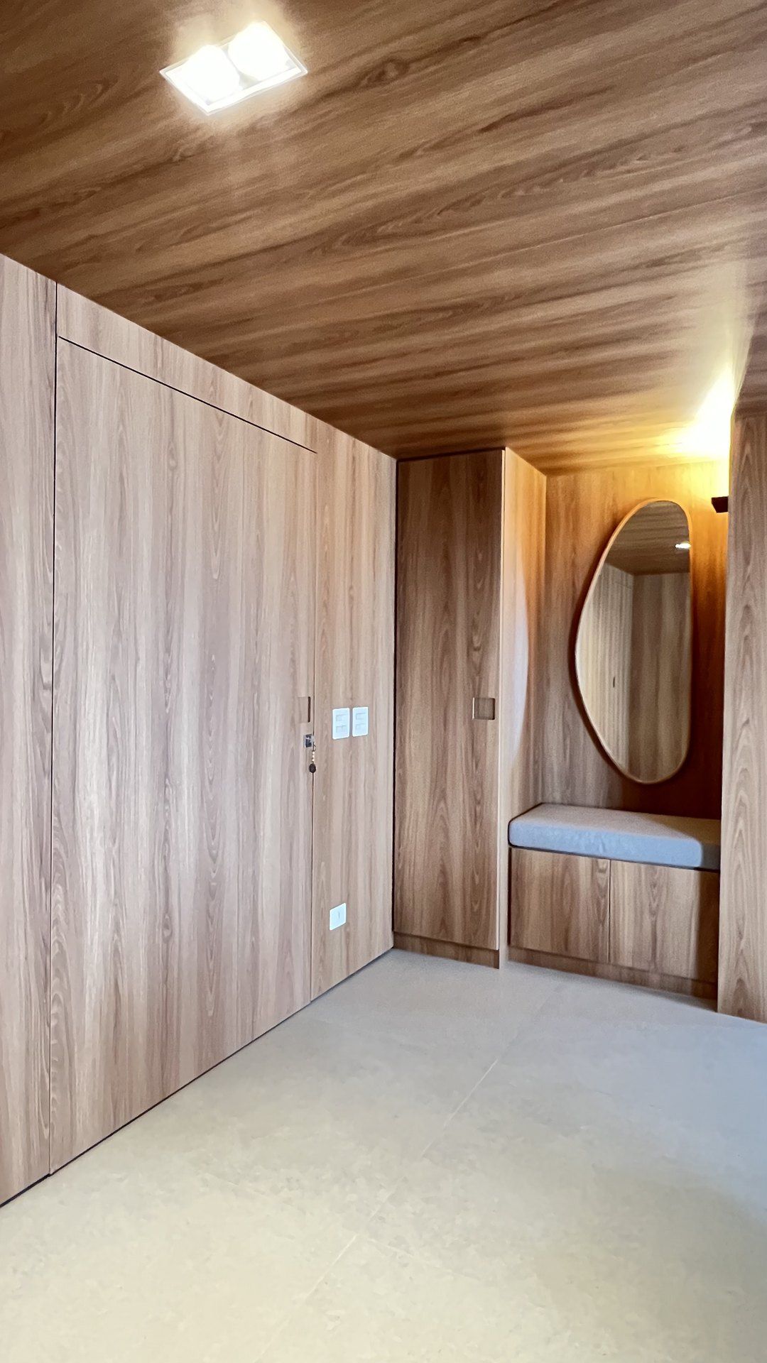 Closet na suíte — Madeira ripada e espelho