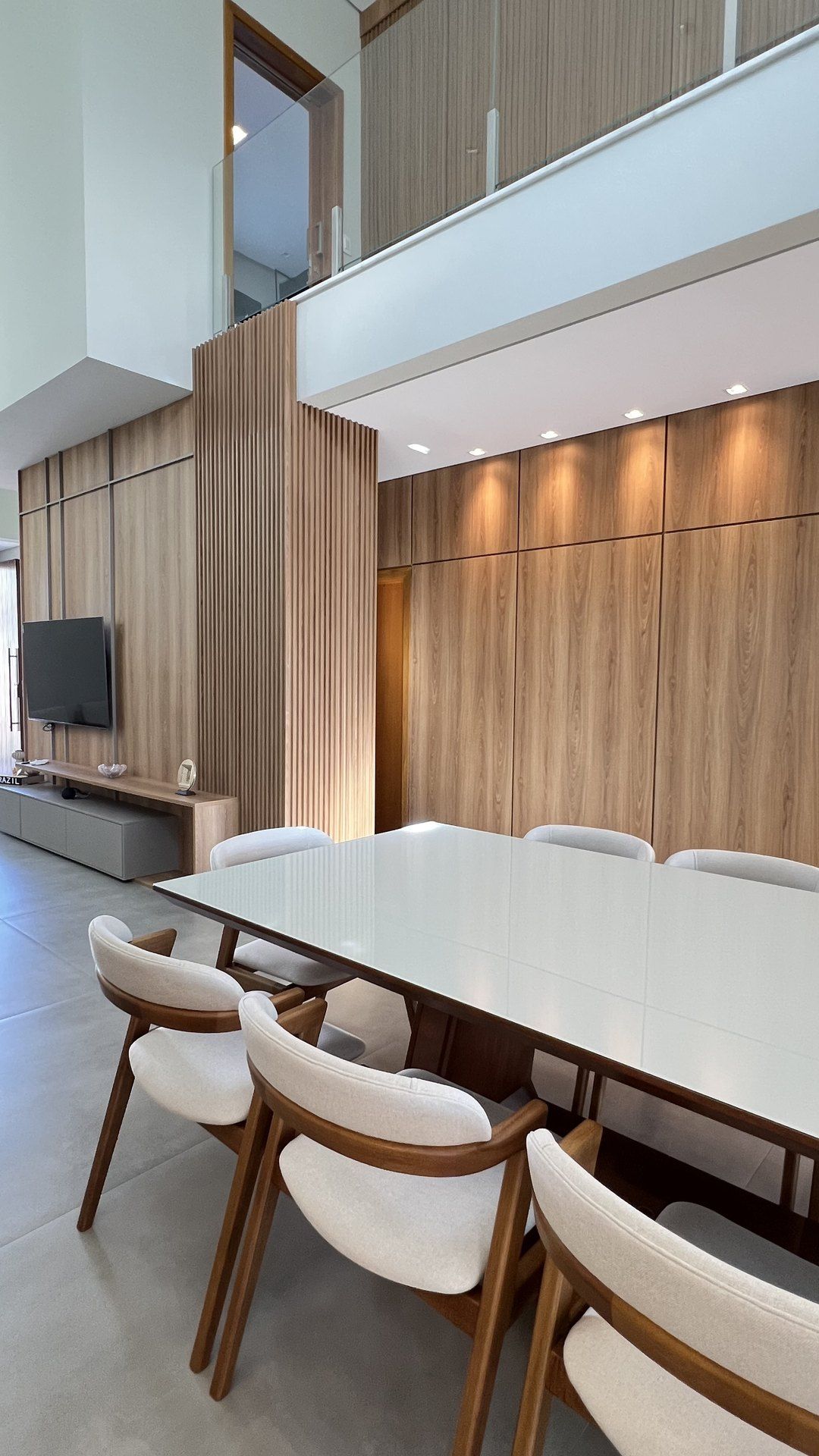 Sala de jantar — Mesa e pé-direito duplo