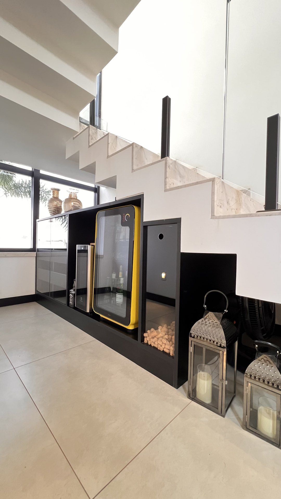 Casa integrada — Escada e living em conjunto