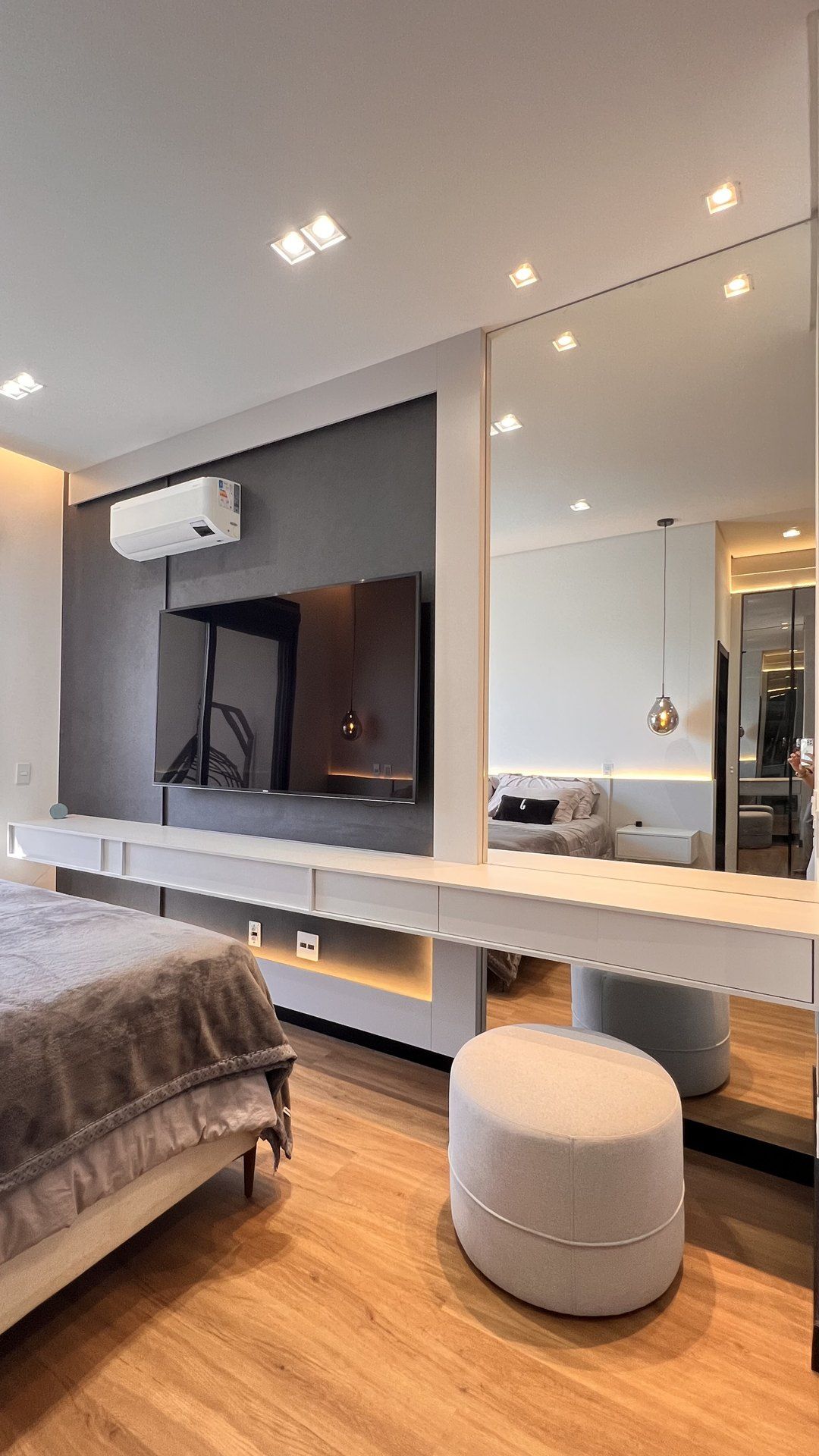 Suíte com home office — Bancada e painel de TV