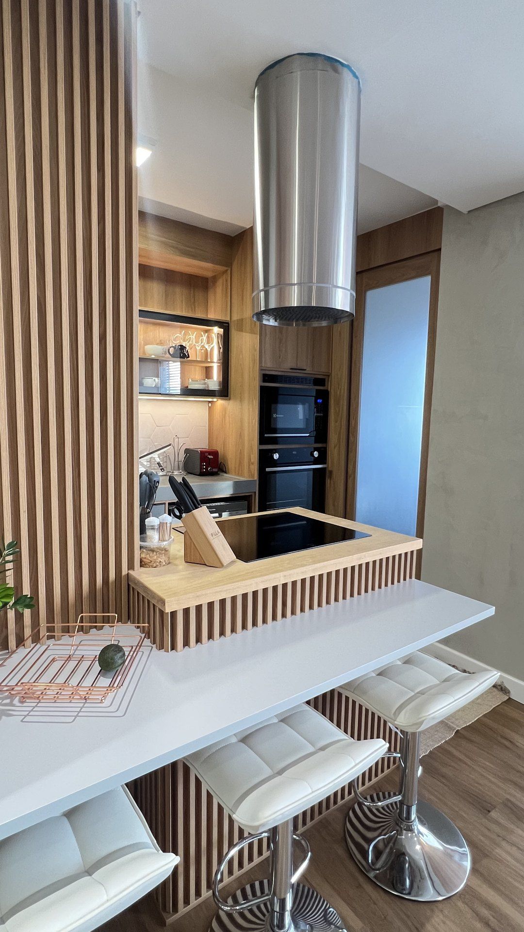 Espaço gourmet com ilha e coifa