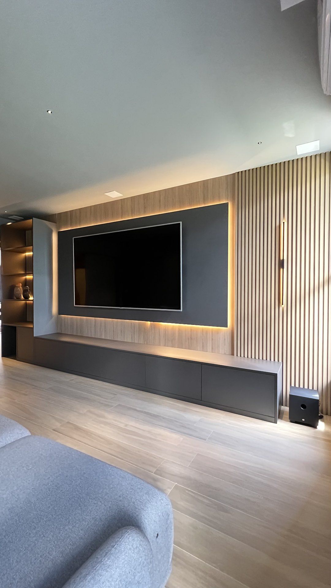 Home theater com painel ripado iluminado