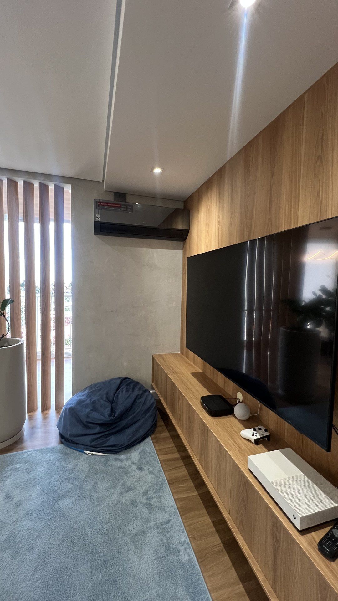Living integrado com rack suspenso