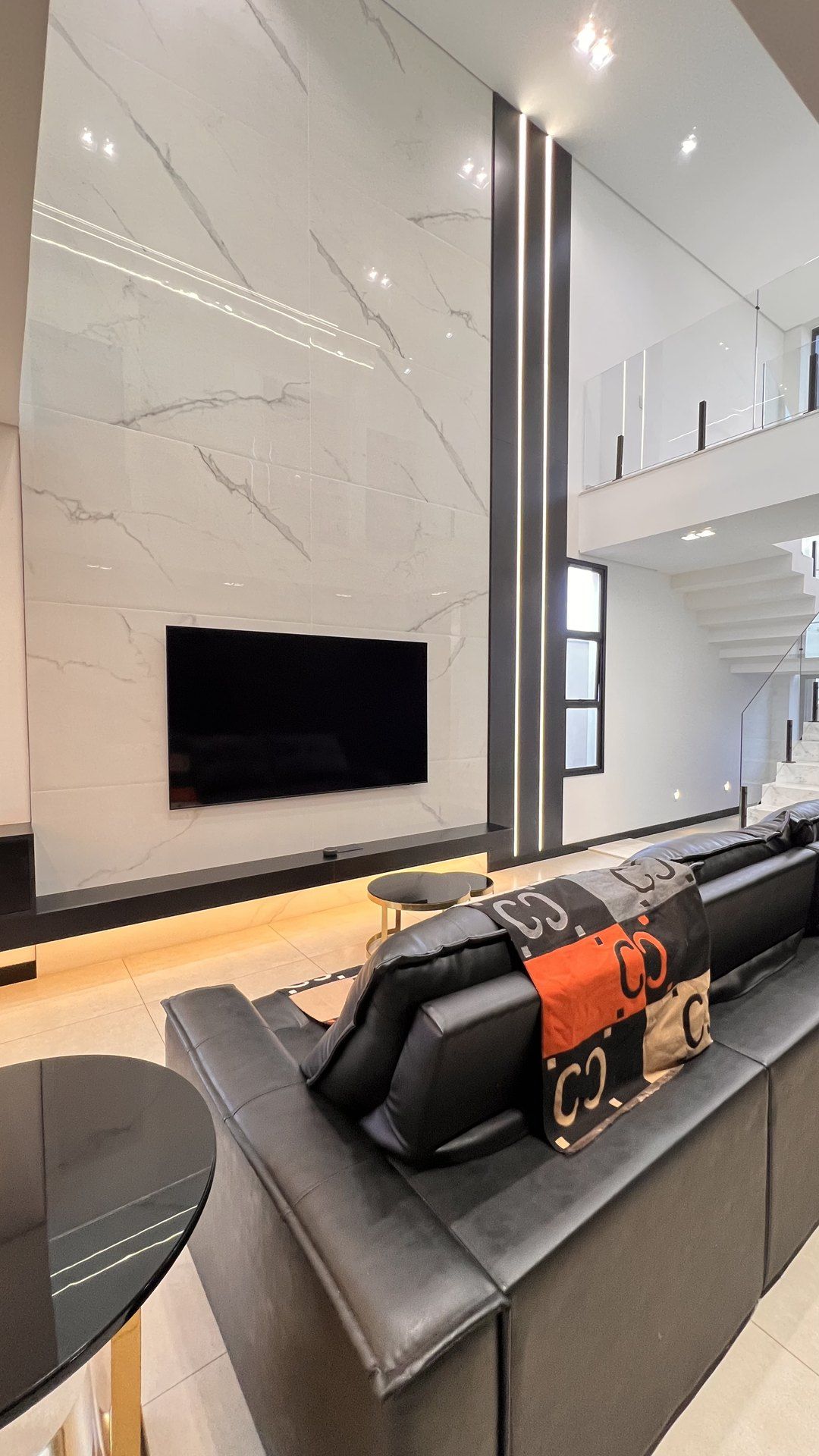 Home theater — Painel em mármore, pé-direito duplo