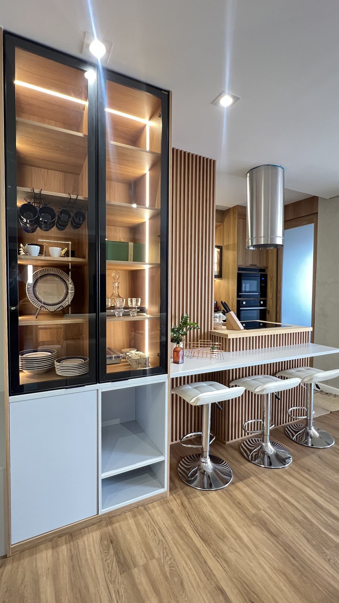 Marcenaria de alta exigência: cristaleira e cozinha gourmet planejadas pela Villa